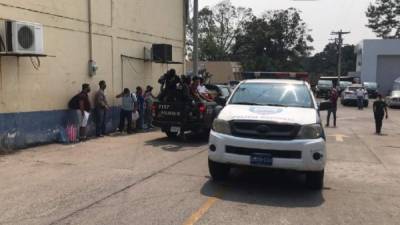 Los detenidos son enviados por 24 horas al centro de operaciones de la Policía en el barrio La Guardia.