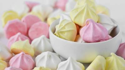 También puede agregarle a la mezcla de espumillas una gota de color.