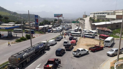 Miles de unidades de transporte se sumaron al paro, las que luego fueron utilizadas para obstruir el paso por las vías de circulación.