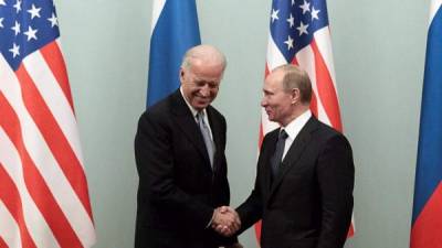 Joe Biden y Vladimir Putin durante una reunión bilateral en marzo de 2011, cuando el ahora mandatario de EEUU era vicepresidente en el gobierno de Barack Obama. Foto AP