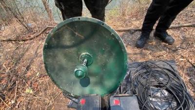 Dos equipos de la Fuerza Nacional Antimaras y Pandillas en coordinación con un equipo de Policía Militar del Orden Público, ubicaron la antena transmisora de señal telefónica.
