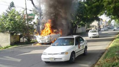 Varios hombres armados encapuchados incendiaron un microbús de la ruta 7 en el barrio Barandillas de San Pedro Sula. Pasajeros y conductor resultaron ilesos.