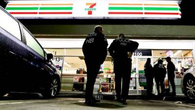 Agentes de inmigración detuvieron a 21 inmigrantes en tiendas de 7 Eleven en varios estados de EUA.