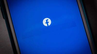 Teléfono móvil con la aplicación de Facebook | Fotografía de referencia