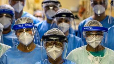 Los escudos faciales no protegen totalmente del coronavirus, afirma estudio./AFP.