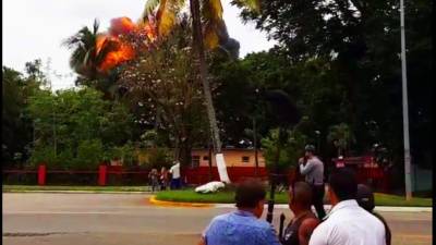 Un grupo de personas observa la bola de fuego del avión siniestrado.