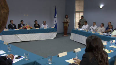 En la reunión de la comisión tripartita participó la designada presidencial María Antonieta Guillén.