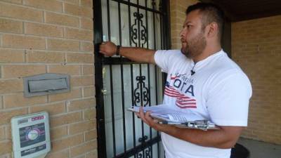 Ricardo Martínez, miembro de “Mi familia vota”, hace campaña para fomentar laparticipación. AFP