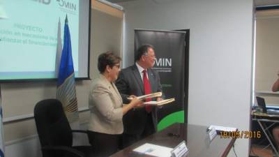 Los representantes del BID y Covelo en la firma.