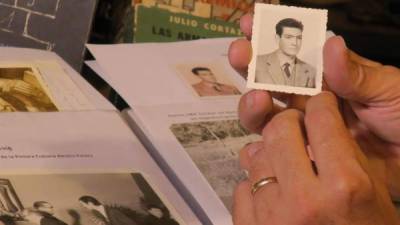 Vista de una fotogafía del escritor argentino Julio Cortázar, recopilada por Lucio Aquilanti, su mayor coleccionista, este martes en su librería de Buenos Aires (Argentina).