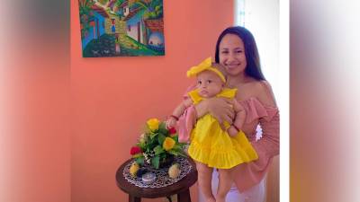 Asmin Urías viajó junto a su bebé de cuatro meses rumbo a Estados Unidos; sin embargo, no pudo reunirse con el padre de la menor quien las mandó a recoger, según familiares.