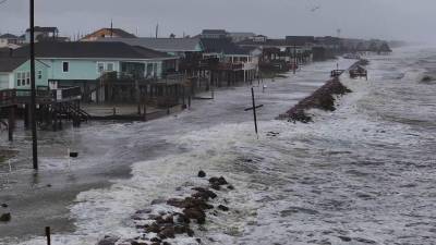 Grandes marejadas causan inundaciones costeras en Texas por la tormenta Alberto.