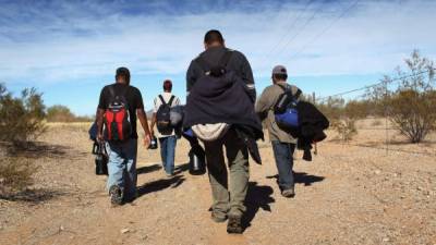 Migrantes se dirigen a la frontera de los Estados Unidos.