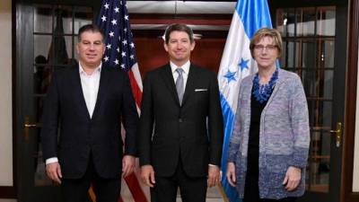 Mateo Yibrín del Cohep, Scott Nathan, ejecutivo de la Corporación Financiera de Desarrollo, y Laura F Dogu, embajadora de Estados Unidos en Honduras.