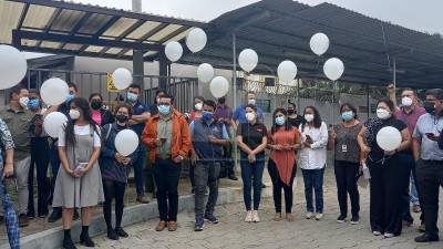 Amigos y colegas acudieron a apoyar a la familia para brindarle el último adiós al periodista.