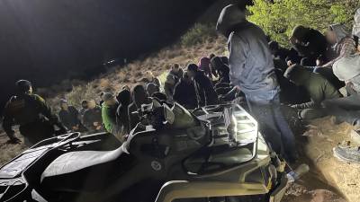 Cientos de migrantes cruzan a diario la frontera sur de EEUU a pocos días de que se suspenda el Título 42.