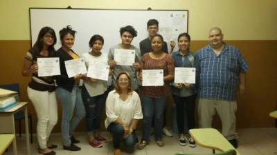 En una gráfica de archivo de octubre de 2015, un grupo de estudiantes posan con sus diplomas de certificación.