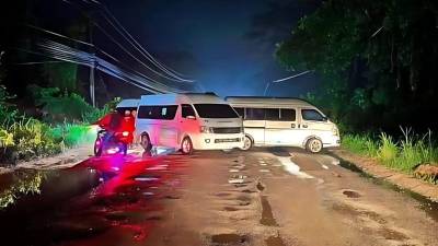 Microbuses cruzados en la carretera de Cofradía.