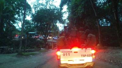 La caravana de patrullas luego de ejecutar la captura de unas tres personas.
