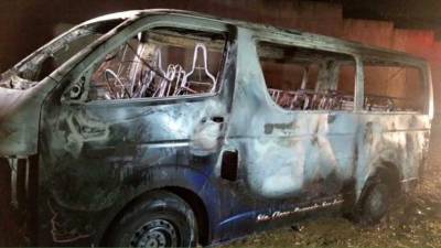 Así quedó un bus rapidito incendiado en San Pedro Sula.