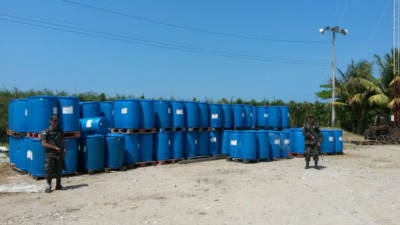 En un predio privado de la Empresa Nacional Portuaria (ENP) decomisaron 240 barriles de químicos para investigación.