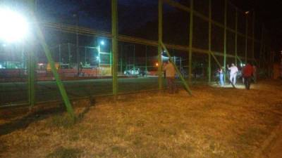 Las autoridades llegaron a la cancha de futbolito ubicada en la colonia Moderna de San Pedro Sula en donde fue asesinado el abogado Jony Ríos.