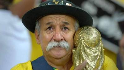 El hincha se caracterizaba por usar un sombrero típico del sur de Brasil, por llevar a todos lados un trofeo del Mundial y usar un bigote grueso .