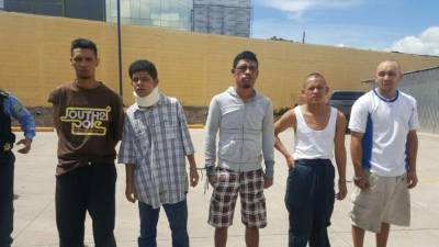 Los cinco pandilleros que fueron capturados tras la persecusión.