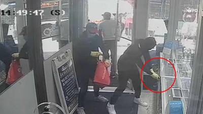 Cuatro hombres encapuchados robaron en una tienda de Rocco’s Jewelry en Webster Avenue en el Bronx, Nueva York.
