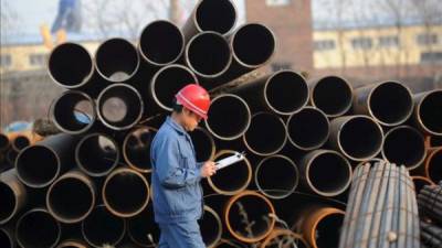 Estados Unidos y la Unión Europea se quejan de que China inunda los mercados con acero barato, derrumbando los precios y perjudicanco a sus propias industrias siderúrgicas.