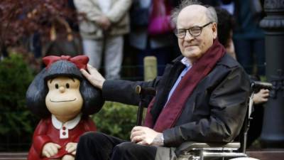 El dibujante Joaquín Salvador Lavado, también conocido como Quino, posa junto a una escultura de su criatura Mafalda. EFE
