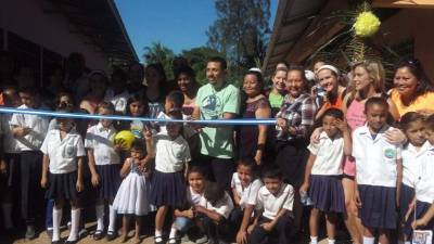Estudiantes de varias universidades de Estados Unidos, padres de familia y niños inauguran la escuela en La Guadalupe.