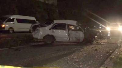 El carro blanco quedó totalmente destruido de la parte frontal.