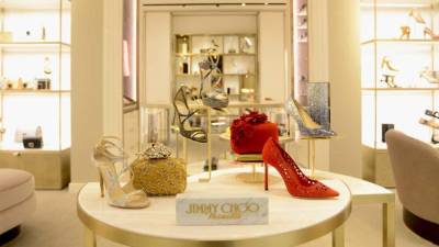 Jimmy Choo cuenta con más de 150 tiendas en el mundo y asegura que está presente en las grandes tiendas, las más prestigiosas, del mundo./Foto vía VOGUE