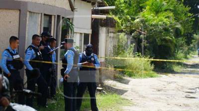 Agentes de la Policía custodian la escena.