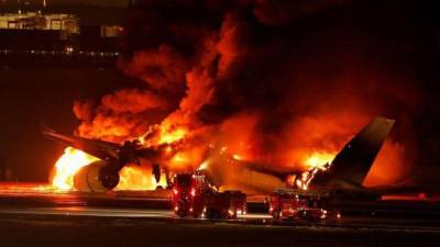 Avión arde en llamas tras colisión en el aeropuerto de Tokio.