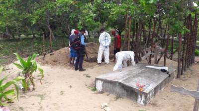 Miembros de Ministerio Público procedieron a hacer la exhumación.