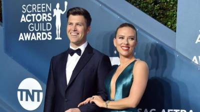 Colin Jost y Scarlett Johansson en los premios SAG, el pasado enero.