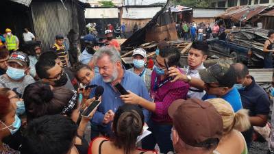 Roberto Contreras es rodeado por periodistas en el lugar del incendio.
