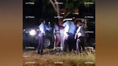 Agentes liberaron a la joven que estaba amarrada a un árbol.