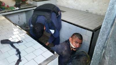 El nicaragüense Santos Matilde Carrasco cuando era rescatado por miembros de la Policía Nacional.