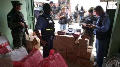 Elementos militaqres y de investigacion haciendo los análisis de la pólvora decomisada.