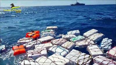 El cargamento habría sido arrojado al mar por un carguero para ser recolectado luego por una mafia, según la policía.