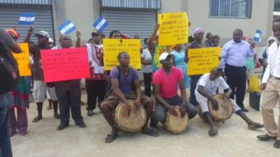 El pueblo garífuna protestó frente a los juzgados por la muerte violenta de los jóvenes.