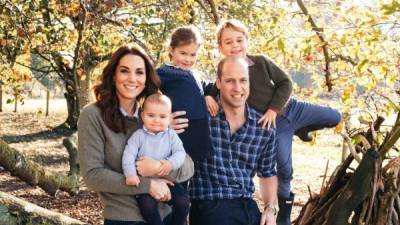 En esta postal el príncipe William junto a su esposa Kate Middleton y sus tres hijos.