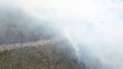 El portavoz de la Coordinadora Nacional para la Reducción de Desastres, David de León, calificó el incendio como 'bastante grande', pero explicó que ya se luchaba para combatirlo. (Foto tomada de Emisoras Unidas de Guatemala)