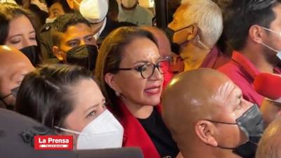 Xiomara Castro, presidenta electa de Honduras, durante la lectura del comunicado.