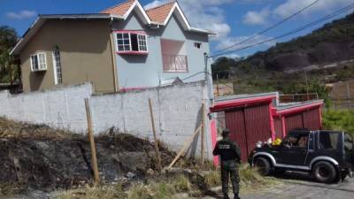 En esta casa fueron encontrados los medicamentos, a la espera de las investigaciones que determinen las razones por la que dichos suministros terminaron almacenados allí.