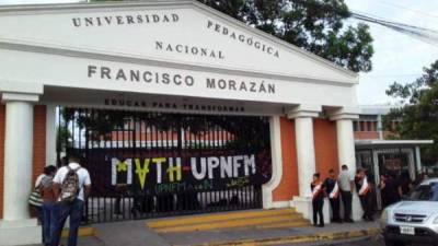 Universidad. Portones de la UPNFM cerrados por alumnos.