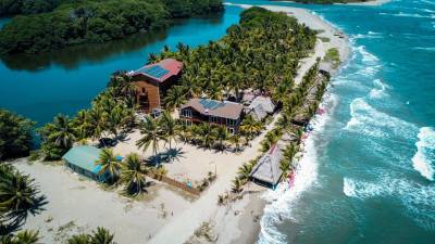 La playa se ha visto más afectada justo en el tramo más poblado de la aldea garífuna de Miami. Esta comunidad asienta en la estrecha barra que divide a la laguna Los Micos y el mar Caribe.